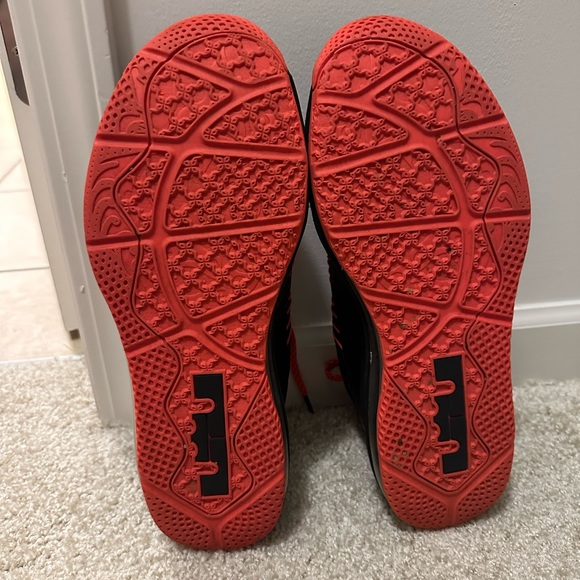 Lebron X Crimson - Picture 2 of 3